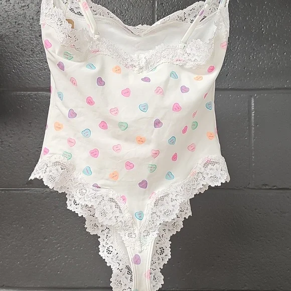3083. NWT SKIMS Hearts Cami Bodysuit - Picture 2 of 5